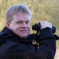 Ecoloog Erik Speksnijder met verrekijker