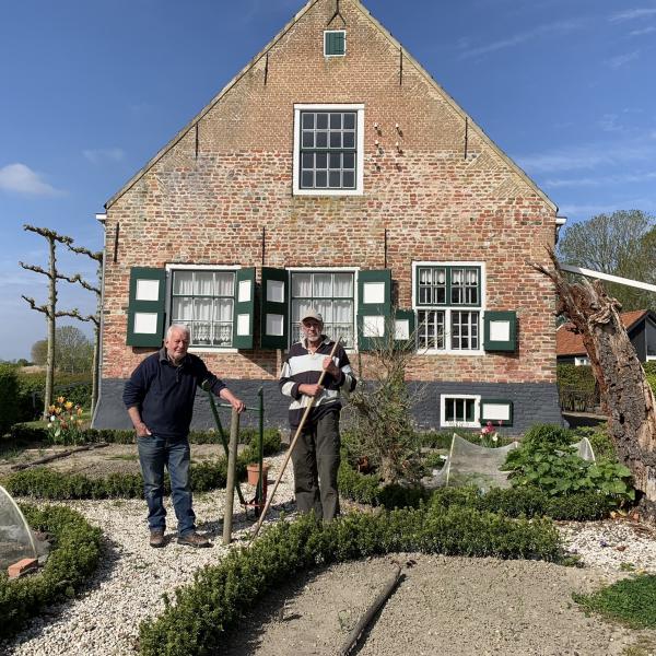 Twee mannen in moestuin Hoeve van der Meulen