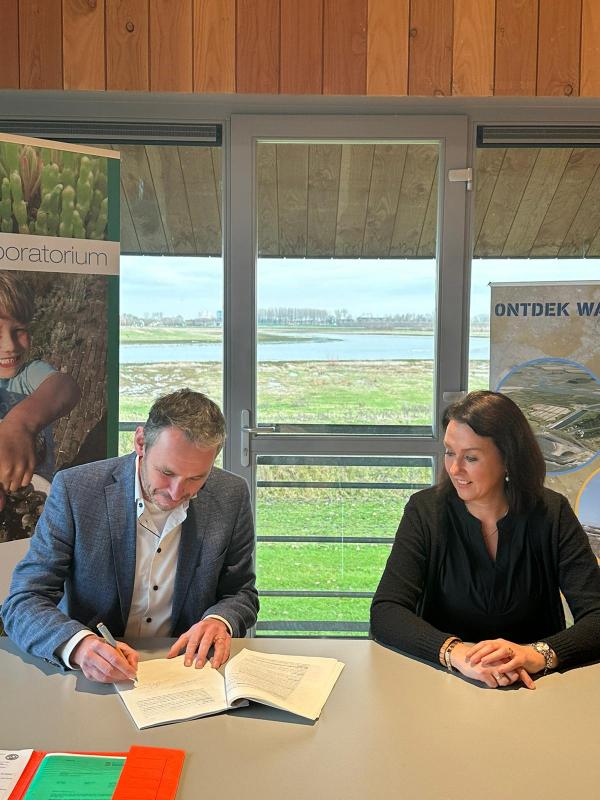 Ondertekening grondoverdracht Waterdunen door gedeputeerde Anita Pijpelink en directeur-bestuurder Rob van Westrienen