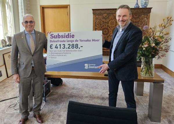 Overhandiging cheque aan Rob van Westrienen van HZL door Wilfried Nielen van provincie Zeeland