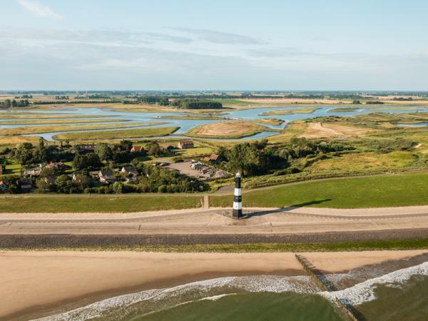 Luchtfoto met zicht op vuurtoren Breskens, zeedijk en Waterdunen