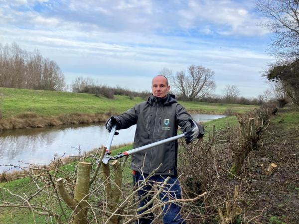 Beheervrijwilliger snoeit meidoorn op Wallen Retranchement