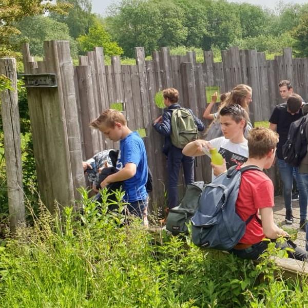 Groep mensen bij het kijkscherm van de slikken van de heen