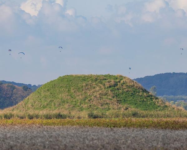 Vliedberg bij Hoogelande met op de achtergrond de duinen van Valkenisse met parasailers.