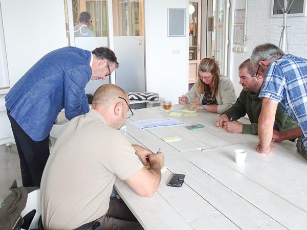 Medewerkers Het Zeeuwse Landschap overleggen