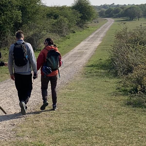 Mensen lopen door Oranjezon