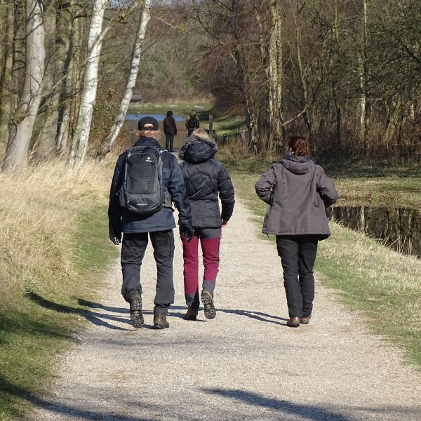 Groep mensen loopt door Oranjezon