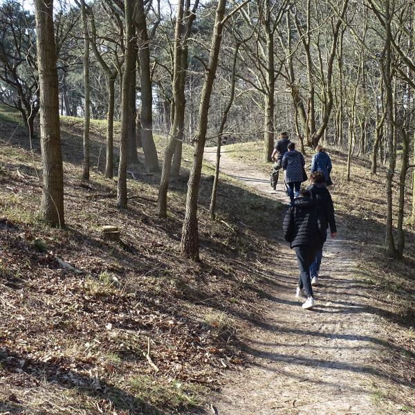 Groep mensen loopt door Oranjezon