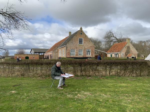Man tekent de omgeving van Hoeve van der Meulen