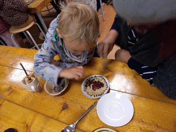 Kinderen maken taartjes met vogelvoer