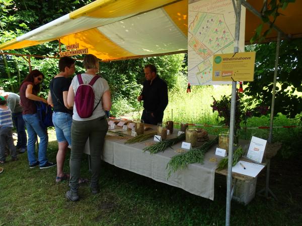 Groep mensen bij kraam fair