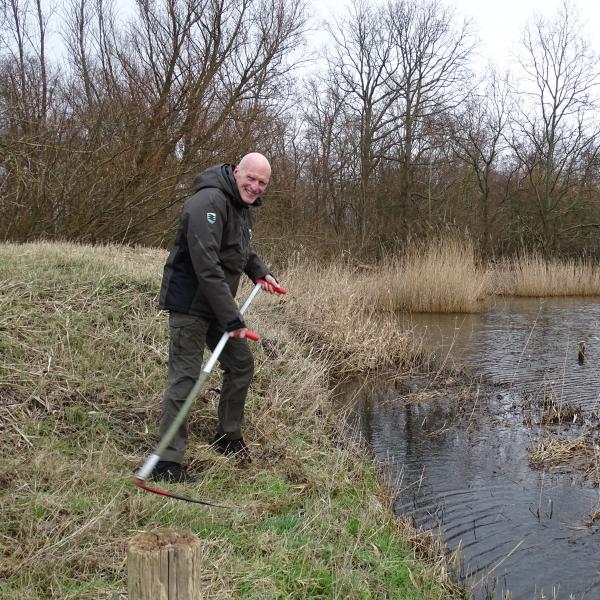 Siem werkt met de zeis