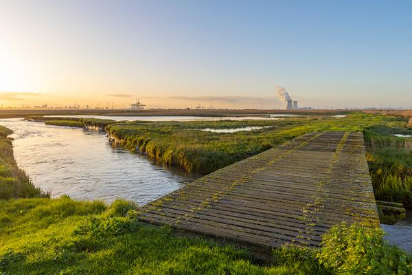 Brug over de dam naar de noord
