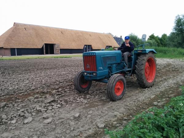 Hofstede Veldzicht Adrie van Strien op tractor