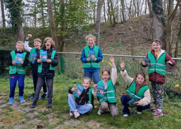 Kinderen van de BSO houden het Natuuravontuur omhoog