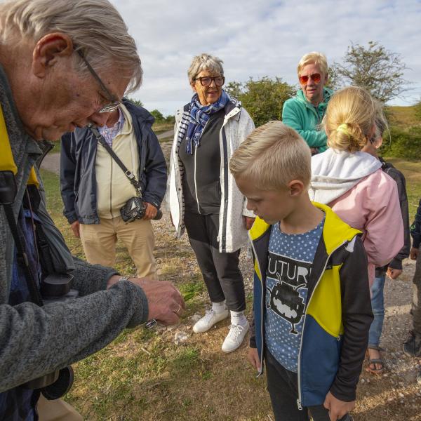 groepje kinderen, ouders en grootouders hebben een excursie