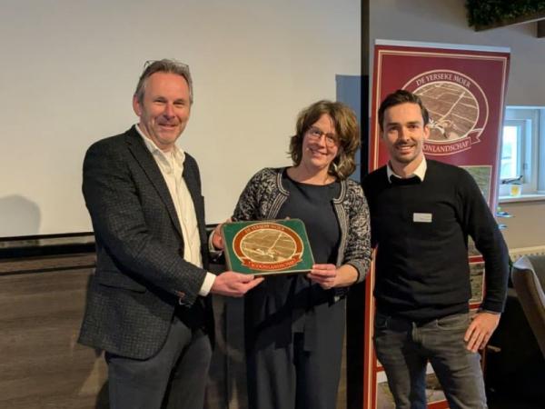 icoonlandschapsbord wordt uitgereikt aan Rob van Westrienen en Nanda van den Berg