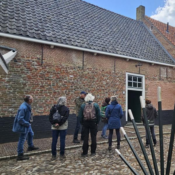 Groep vrijwilligers krijgt excursie 
