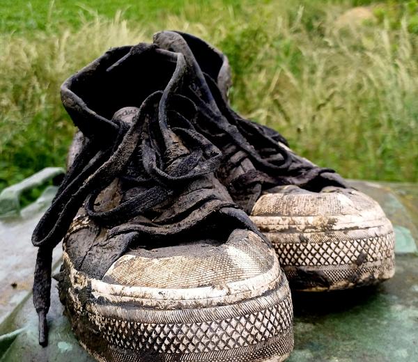 Een paar vieze schoenen na een tocht in Saeftinghe