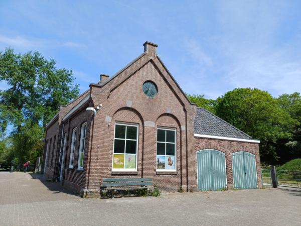 Een van de monumentale gebouwen op Oranjezon