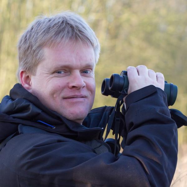 Erik Speksnijder met verrekijker, werkzaam als Ecoloog Het Zeeuwse Landschap