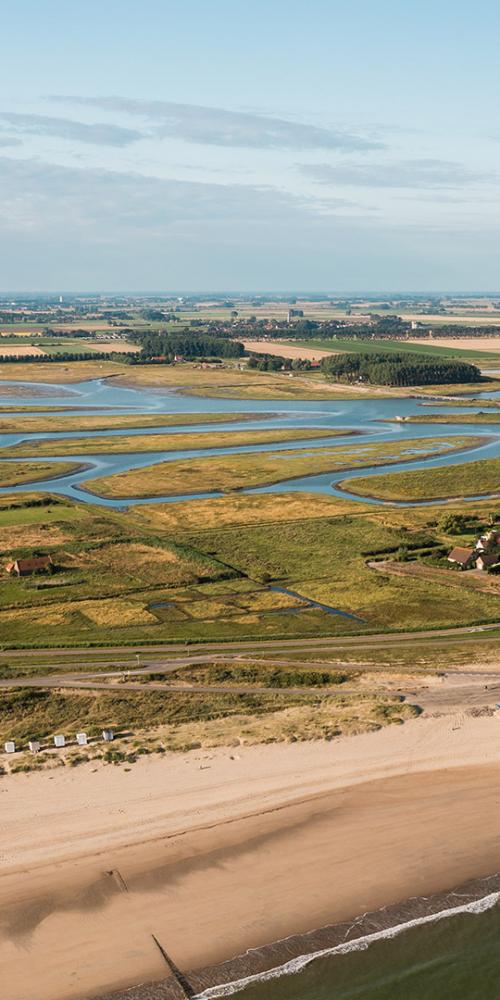 Waterdunen in vogelvlucht vanaf zee