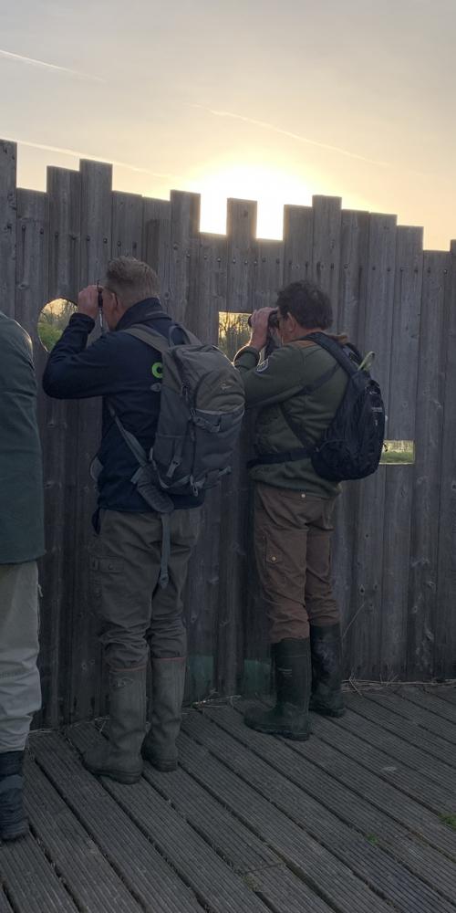 Mensen kijken door het kijkscherm