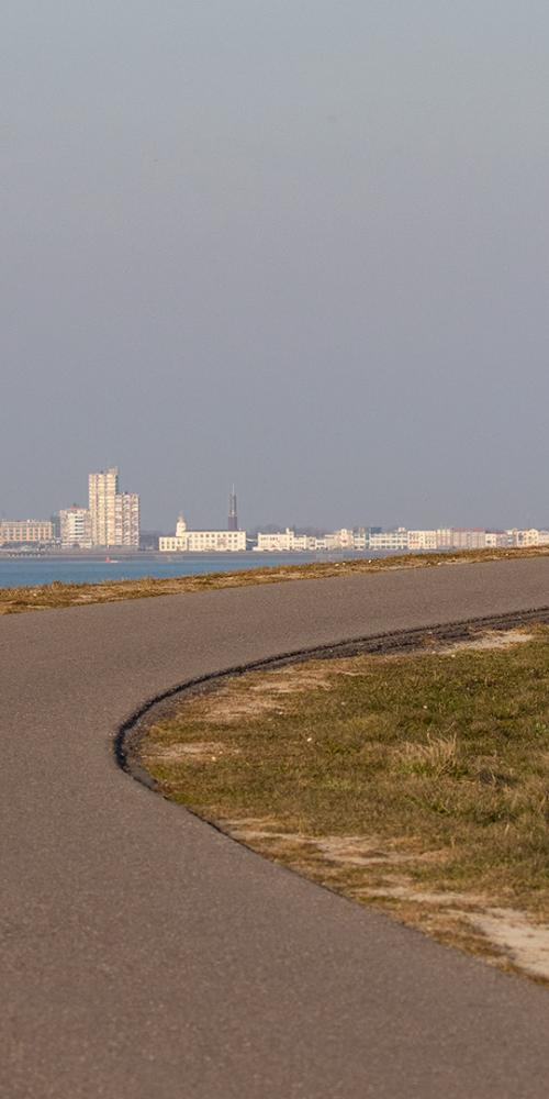 Twee mensen op de fiets 