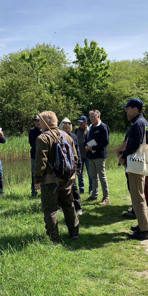 Groep mensen staat in Oranjezon