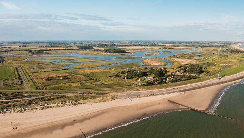 Waterdunen in vogelvlucht vanaf zee