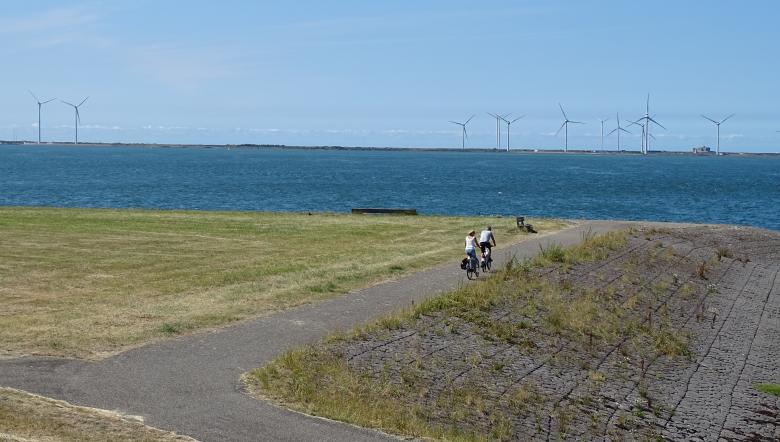 Fietsen fietsen door het landschap van Inlagen Noord Beveland