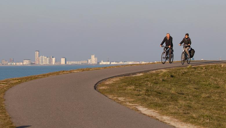 Twee mensen op de fiets 