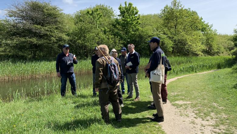 Groep mensen staat in Oranjezon