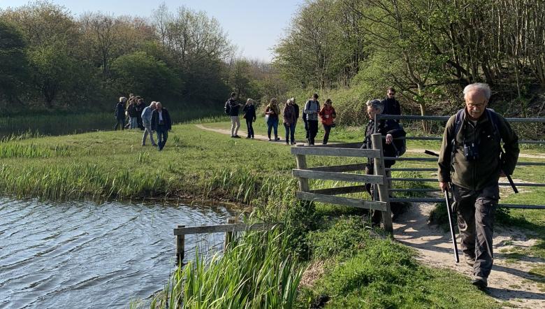 Groep mensen loopt door Oranjezon