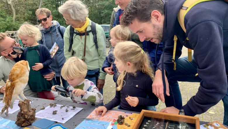 Familie pluist uilenballen uit