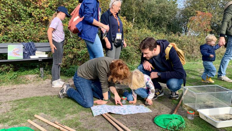 Kind zoekt onderwaterdiertjes op zoekkaart
