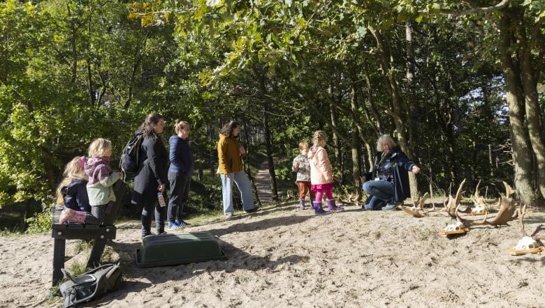 Kinderen krijgen uitleg over geweien 