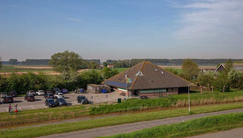Foto van bezoekerscentrum Saeftinghe vanaf de dijk