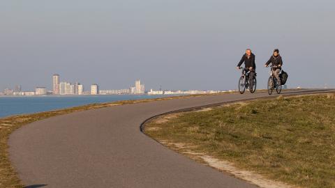 Twee mensen op de fiets 