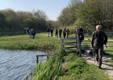 Groep mensen loopt door Oranjezon