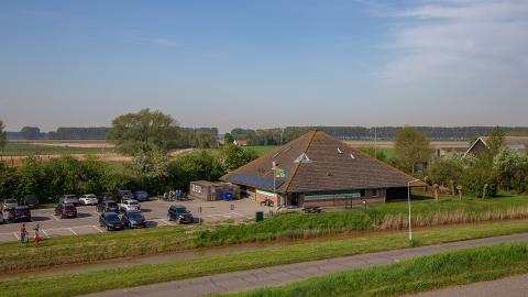 Foto van bezoekerscentrum Saeftinghe vanaf de dijk