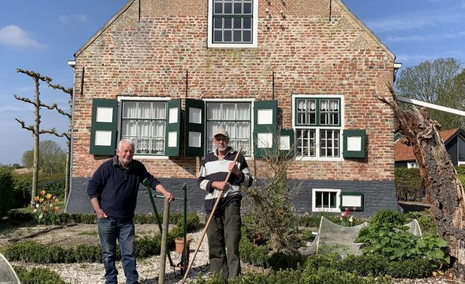 Twee mannen in moestuin Hoeve van der Meulen