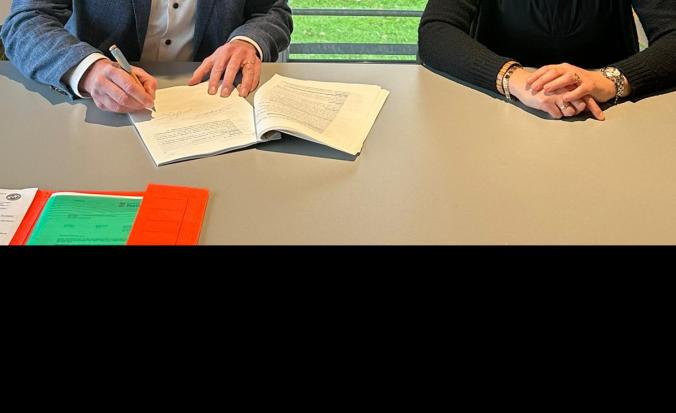 Ondertekening grondoverdracht gedeputeerde Anita Pijpelink en directeur-bestuurderRob van Westrienen