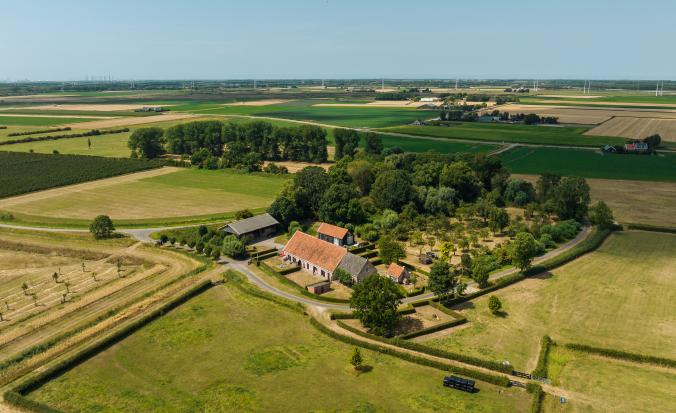 Monumentale hoeve met agrarisch landschap eromheen