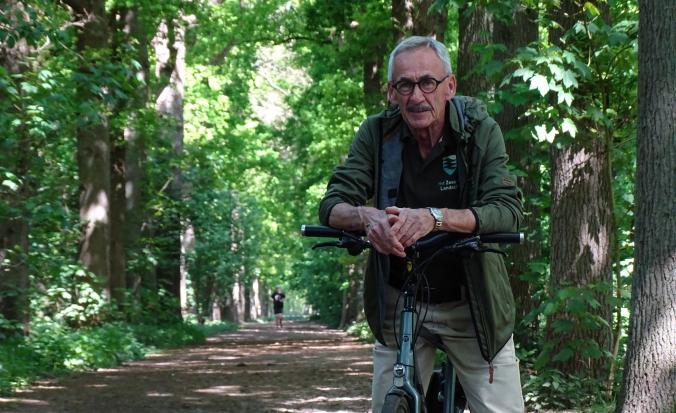 Gids op fiets in de bossen