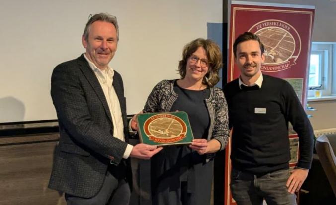 icoonlandschapsbord wordt uitgereikt aan Rob van Westrienen en Nanda van den Berg