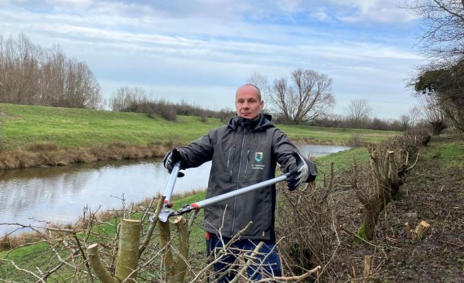 Beheervrijwilliger snoeit meidoorn op Wallen Retranchement